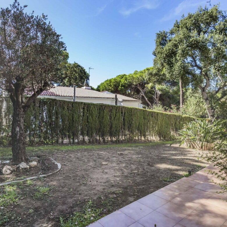 FOR SALE 🏡 Six-Bedroom Villa to Renovate on a 971 m² Plot – Elviria, Marbella East 🇪🇸