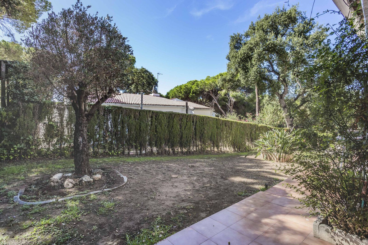 FOR SALE 🏡 Six-Bedroom Villa to Renovate on a 971 m² Plot – Elviria, Marbella East 🇪🇸