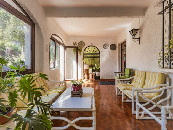 FOR SALE 🏡 Six-Bedroom Villa to Renovate on a 971 m² Plot – Elviria, Marbella East 🇪🇸