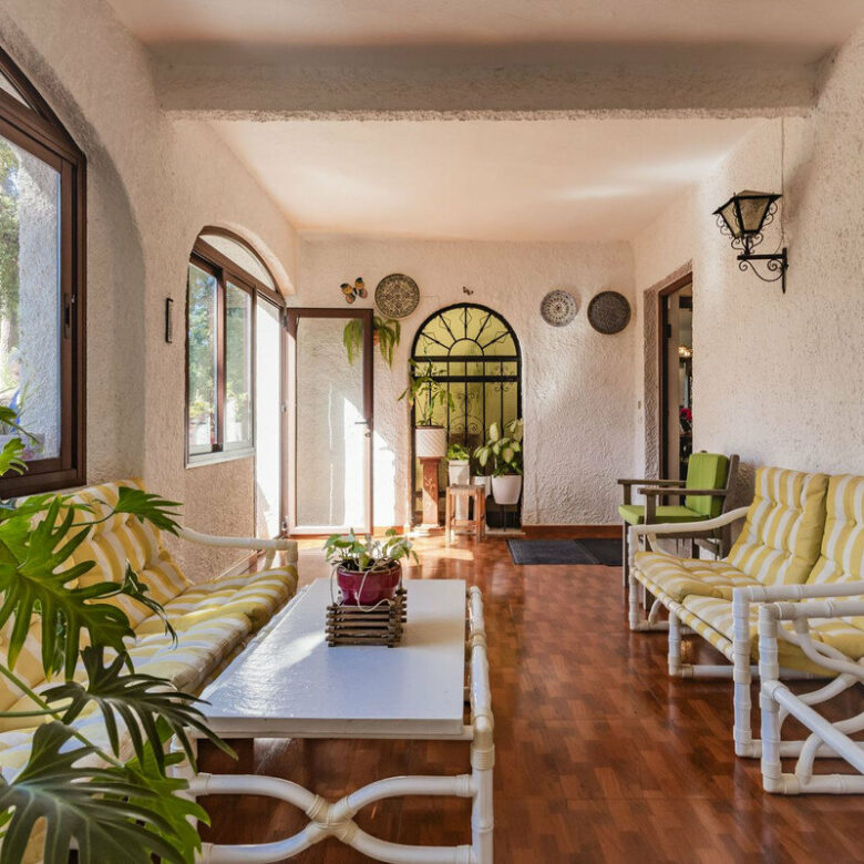 FOR SALE 🏡 Six-Bedroom Villa to Renovate on a 971 m² Plot – Elviria, Marbella East 🇪🇸
