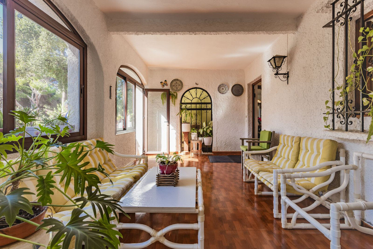 FOR SALE 🏡 Six-Bedroom Villa to Renovate on a 971 m² Plot – Elviria, Marbella East 🇪🇸