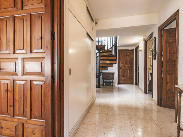 FOR SALE 🏡 Six-Bedroom Villa to Renovate on a 971 m² Plot – Elviria, Marbella East 🇪🇸