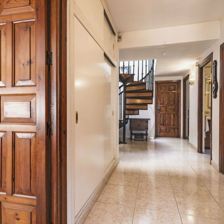 FOR SALE 🏡 Six-Bedroom Villa to Renovate on a 971 m² Plot – Elviria, Marbella East 🇪🇸