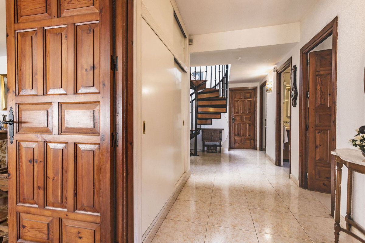 FOR SALE 🏡 Six-Bedroom Villa to Renovate on a 971 m² Plot – Elviria, Marbella East 🇪🇸