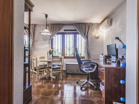 FOR SALE 🏡 Six-Bedroom Villa to Renovate on a 971 m² Plot – Elviria, Marbella East 🇪🇸