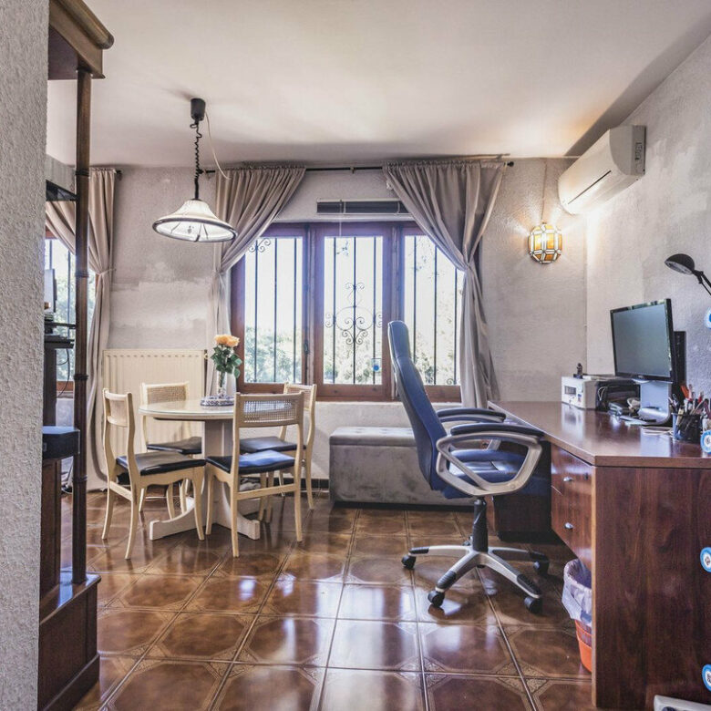 FOR SALE 🏡 Six-Bedroom Villa to Renovate on a 971 m² Plot – Elviria, Marbella East 🇪🇸