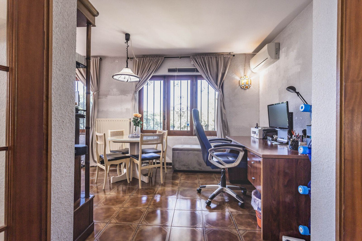 FOR SALE 🏡 Six-Bedroom Villa to Renovate on a 971 m² Plot – Elviria, Marbella East 🇪🇸