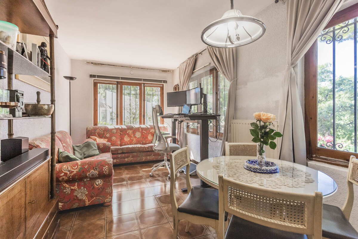 FOR SALE 🏡 Six-Bedroom Villa to Renovate on a 971 m² Plot – Elviria, Marbella East 🇪🇸