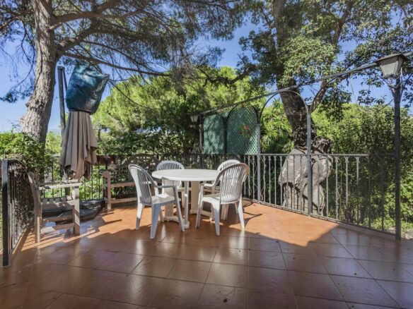 FOR SALE 🏡 Six-Bedroom Villa to Renovate on a 971 m² Plot – Elviria, Marbella East 🇪🇸