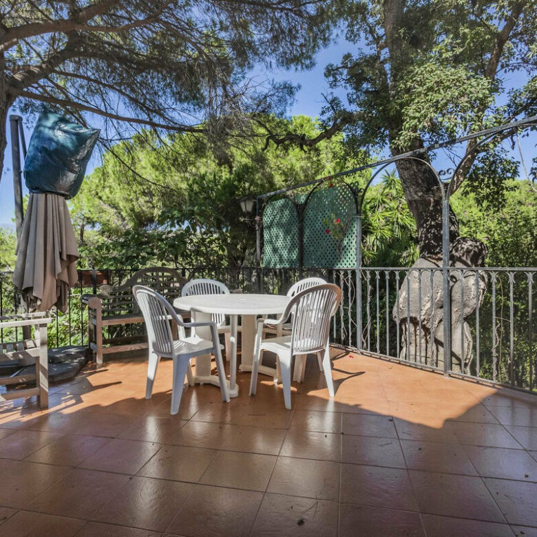 FOR SALE 🏡 Six-Bedroom Villa to Renovate on a 971 m² Plot – Elviria, Marbella East 🇪🇸