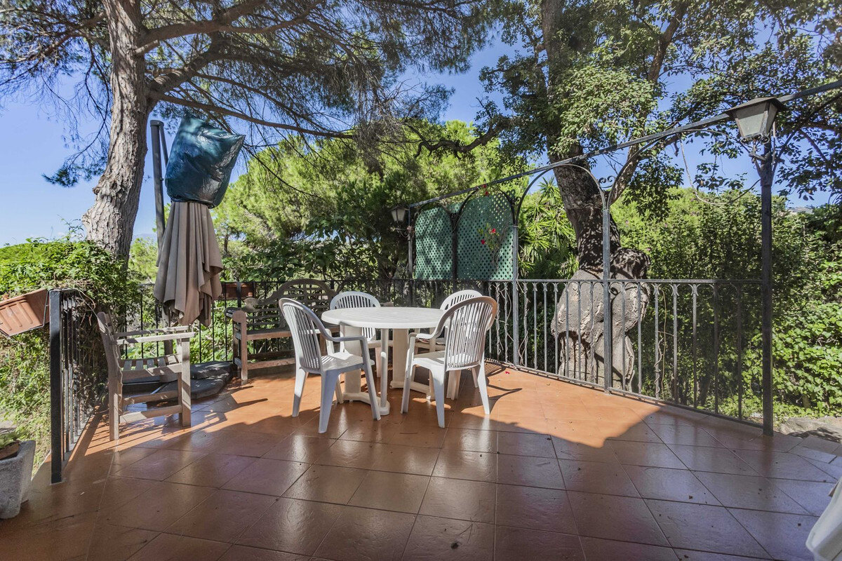 FOR SALE 🏡 Six-Bedroom Villa to Renovate on a 971 m² Plot – Elviria, Marbella East 🇪🇸